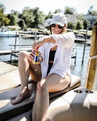 Sit back, relax and enjoy Moon Haze. Its tropical taste is perfect for those afternoons of smooth sailing.

📸: @craftbeerdeer