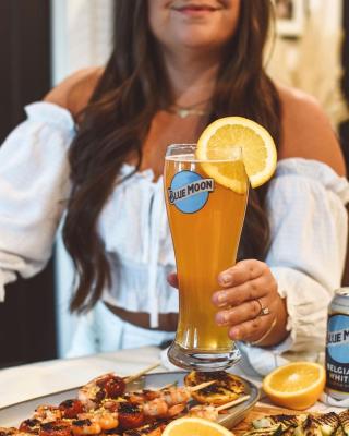 Nothing like pairing your favorite meal with your favorite beer. 

📸: @tusksandtails