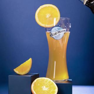 ✨Our artfully crafted beer not only looks good, it tastes good too! 

Please Drink Responsibly. 

#bluemmonbeer #artfullycrafted #madebrighter #craftbeerlovers