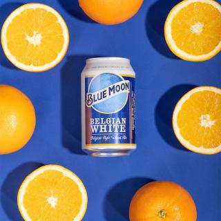 Surround yourself with oranges. The perfect garnish to a Blue Moon 🍺🍊🌝

Please Drink Responsibly. 

#bluemoonbeer #artfullycrafted #beerliveshere #madebrighter #craftbeerlover
