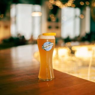 Cheers 💙🍺🍊 @532.bar.kitchen for the great shot! A perfectly served Blue Moon is a beautiful sight.

Enjoy Responsibly.

#ArtfullyCrafted  #MadeBrighter #CraftBeerLovers