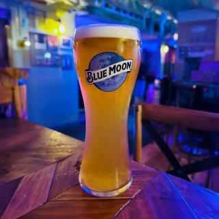 Happy National Beer Day! Cheers 💙🍺🍊 @ninejars for the amazing shot of Blue Moon. 

Enjoy Responsibly.

#ArtfullyCrafted  #MadeBrighter #CraftBeerLovers